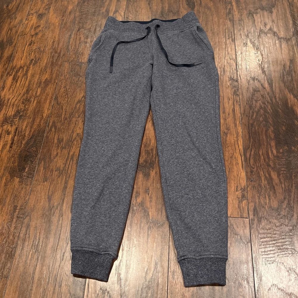 Lululemon On The Fly Jogger grey Joggers size 4 In EUC